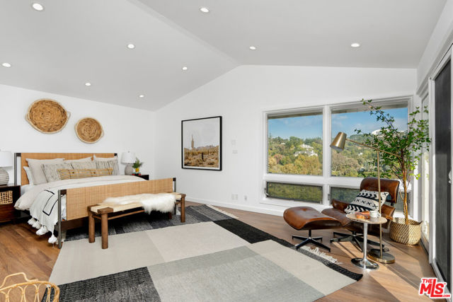 968 Kenfield Avenue, Los Angeles CA: https://media.crmls.org/mediaz/3caef0e2-5fd0-4e55-b39f-036bfbef327a.jpg