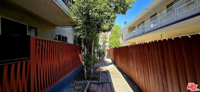 1433 N Martel Avenue, Los Angeles CA: https://media.crmls.org/mediaz/3cb0dfea-d336-4cbd-903f-7b3a83f1dd00.jpg
