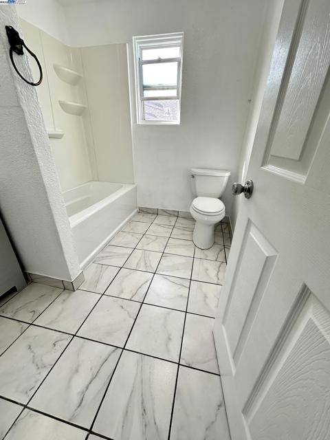 1725 96Th Ave, Oakland CA: https://media.crmls.org/mediaz/3cb148d2-980d-467b-a0dd-45b42a03e0bc.jpg