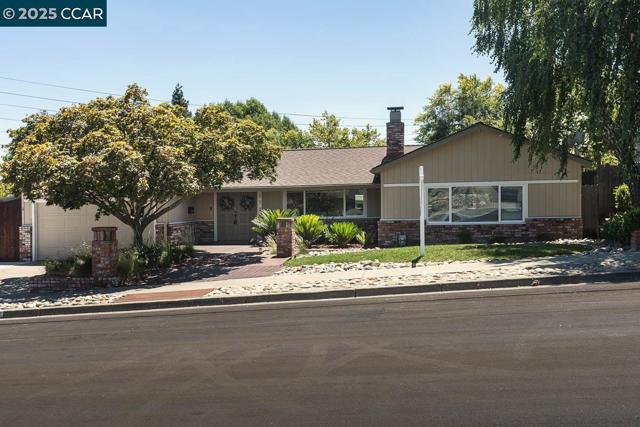 1736 Silverwood Dr, Martinez CA: https://media.crmls.org/mediaz/3cb1c5ad-1ab7-4b36-b021-9f058d813728.jpg