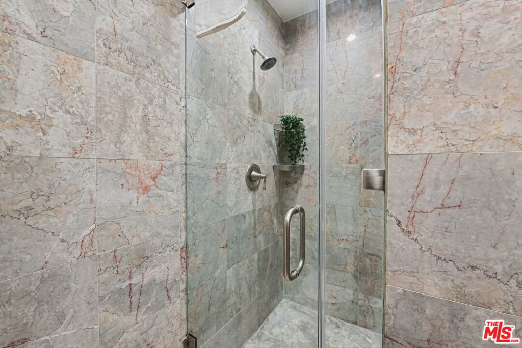 https://media.crmls.org/mediaz/3cb1ced8-1fb9-4115-a4d2-61391d3b6aa0.jpg?preset=X-Large