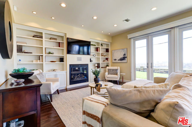 6537 Hedding Street, Los Angeles CA: https://media.crmls.org/mediaz/3cb2079b-e707-43c1-a584-5dddb5804f09.jpg