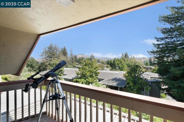 1256 Skycrest Dr, Walnut Creek CA: https://media.crmls.org/mediaz/3cb267ca-53a5-445a-a909-e5fbf4ebccc8.jpg