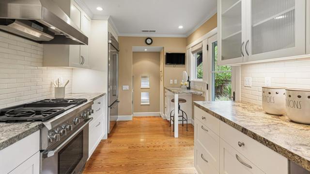 161 E Floresta Way, Portola Valley CA: https://media.crmls.org/mediaz/3cb2908e-0ed2-401c-b442-2c5bfbb45a83.jpg