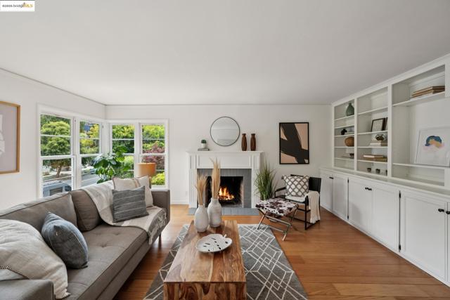 679 Mandana Blvd, Oakland CA: https://media.crmls.org/mediaz/3cb29e8c-b33e-4da7-b3e1-89208a576b67.jpg
