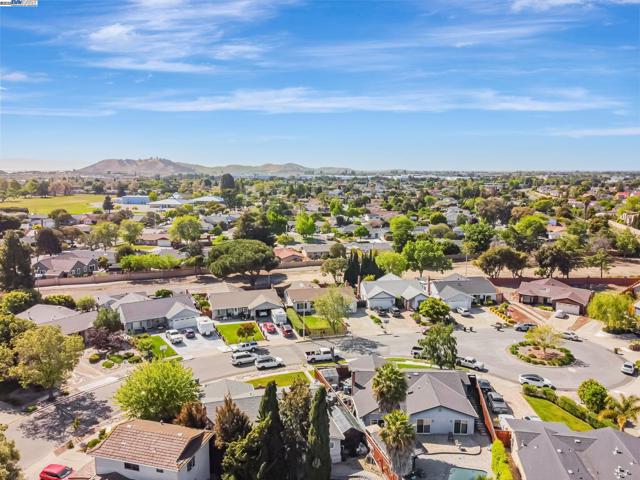 36339 Beech Pl, Newark CA: https://media.crmls.org/mediaz/3cb2ab4c-60c2-4c4f-8e6b-573b90be3178.jpg