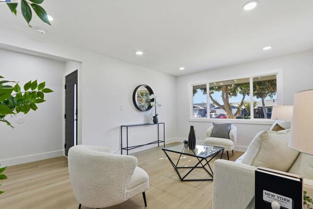 32252 Coronation dr, Union City CA: https://media.crmls.org/mediaz/3cb2adfa-7b35-44cb-9d46-e83013ac55d2.jpg