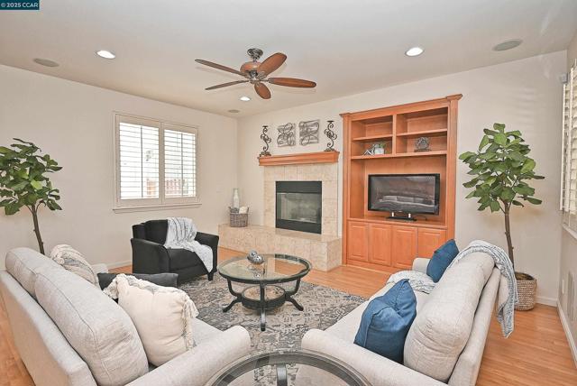 1416 Allanmere Dr, San Ramon CA: https://media.crmls.org/mediaz/3cb35806-5123-438a-bb03-efc68d4579cb.jpg