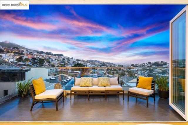 678 Clipper St, San Francisco CA: https://media.crmls.org/mediaz/3cb35a8a-73d9-4499-9505-19ef9c216401.jpg