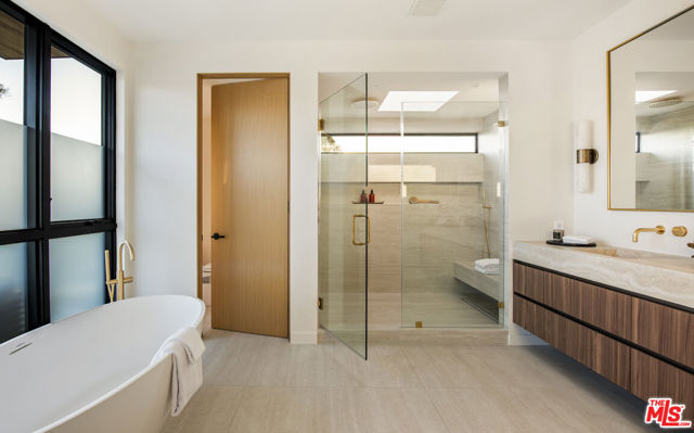 12806 Admiral Avenue, Los Angeles CA: https://media.crmls.org/mediaz/3cb45ce6-6755-40d0-b65e-e55bb655bd48.jpg