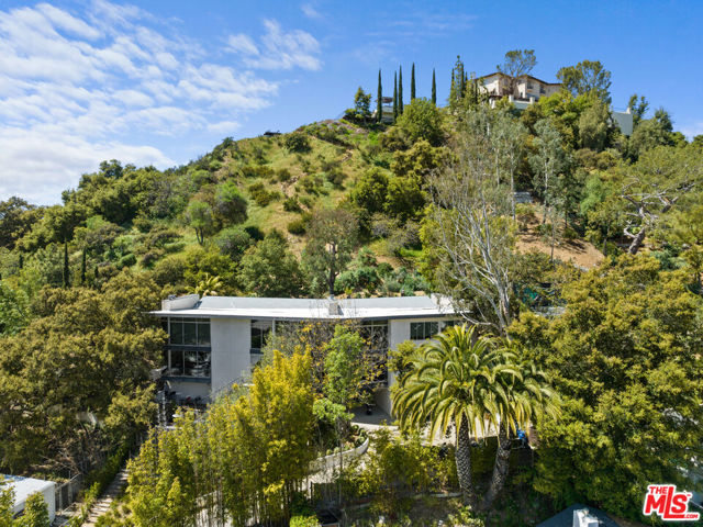2207 Bowmont Drive, Beverly Hills CA: https://media.crmls.org/mediaz/3cb4d77b-abe2-4146-b75c-6df13adf9d9d.jpg