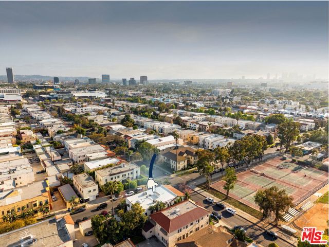 500 N Genesee Avenue, Los Angeles CA: https://media.crmls.org/mediaz/3cb51938-1a06-4e0a-85d6-5d5f7fbacf2a.jpg