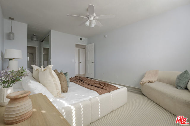 4829 Whitsett Avenue, Valley Village CA: https://media.crmls.org/mediaz/3cb55d9a-dfc7-458e-aa06-53333622c1d1.jpg