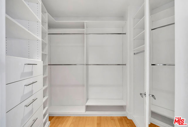 2752 Stone View Court, Los Angeles CA: https://media.crmls.org/mediaz/3cb572c0-1a33-478d-9320-1c142acc729f.jpg