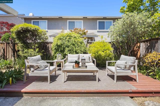 39 Crane Ct, Alameda CA: https://media.crmls.org/mediaz/3cb5c7d5-665d-451e-99bd-c32b54137470.jpg