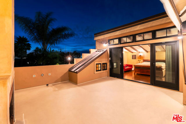 667 Santa Clara Avenue, Venice CA: https://media.crmls.org/mediaz/3cb64570-e153-4f69-be95-b666eb9da16a.jpg