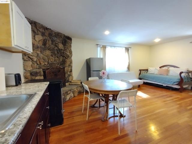 864 San Francisco Ave, South Lake Tahoe CA: https://media.crmls.org/mediaz/3cb6949a-a64a-419b-80c9-3522ae9216e2.jpg