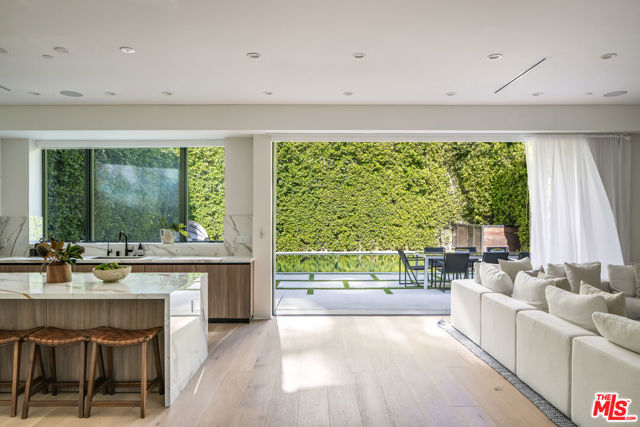 4128 Vantage Avenue, Studio City CA: https://media.crmls.org/mediaz/3cb6e895-6123-4cd9-8639-d64d8395ef33.jpg