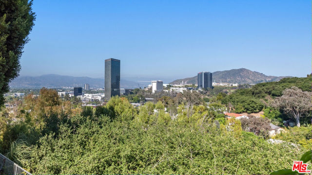 10900 Terryview Drive, Studio City CA: https://media.crmls.org/mediaz/3cb80857-cc2c-4981-9272-0a3ae956c295.jpg