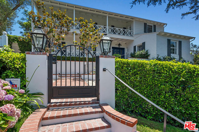 10428 Wyton Drive, Los Angeles CA: https://media.crmls.org/mediaz/3cb844c7-6aa5-45ac-a622-932d88074486.jpg