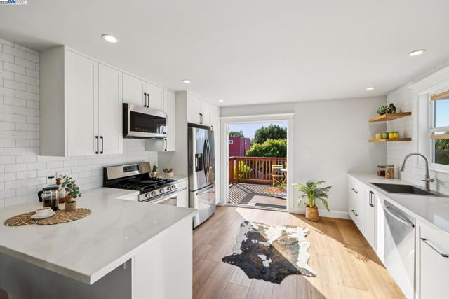 1525 Stanton St, Alameda CA: https://media.crmls.org/mediaz/3cb86ec3-9fa6-401f-8033-0af1aaf0d14c.jpg