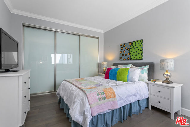 310 Tahiti Way, Marina del Rey CA: https://media.crmls.org/mediaz/3cb9f42c-e9dd-4c65-9e10-f488945625ac.jpg