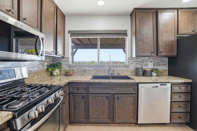 Detail Gallery Image 7 of 25 For 4535 Golden Ridge Dr, Oceanside,  CA 92056 - 2 Beds | 1 Baths