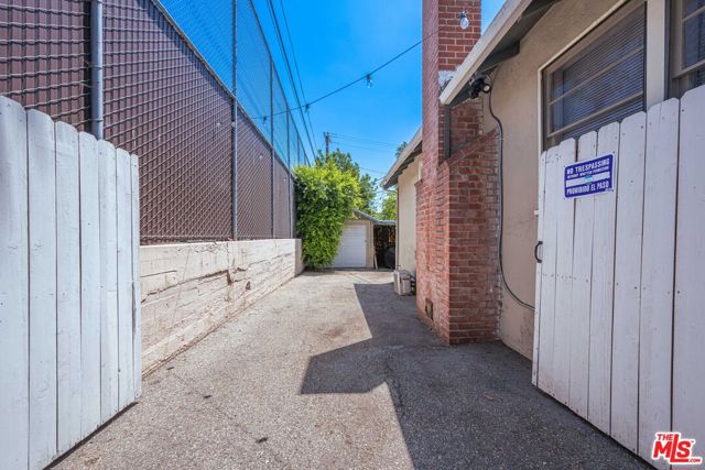 946 Hilldale Avenue, West Hollywood CA: https://media.crmls.org/mediaz/3cbadf22-2268-4847-ad8c-c1176e119387.jpg