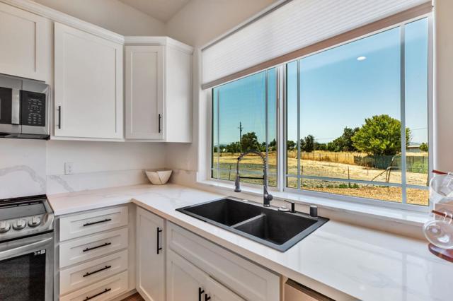 10055 Foothill Avenue, Gilroy CA: https://media.crmls.org/mediaz/3cbae77f-f0e5-428a-8e3e-6d7ef0642d2d.jpg