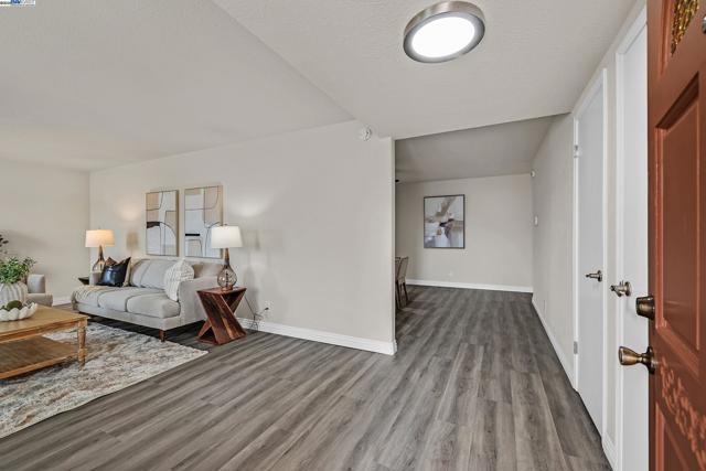2702 Chinook Ct, Union City CA: https://media.crmls.org/mediaz/3cbb2697-7b6b-4954-9a15-c63f9b7de103.jpg