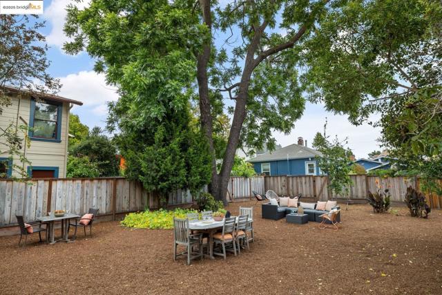 1814 Carleton ST, Berkeley CA: https://media.crmls.org/mediaz/3cbb7bd6-3e57-4028-84e7-fef474e7f446.jpg
