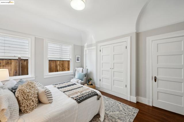 1042 Santa Clara Ave, Alameda CA: https://media.crmls.org/mediaz/3cbbdfc1-5091-433b-ab77-d9b503e8263d.jpg