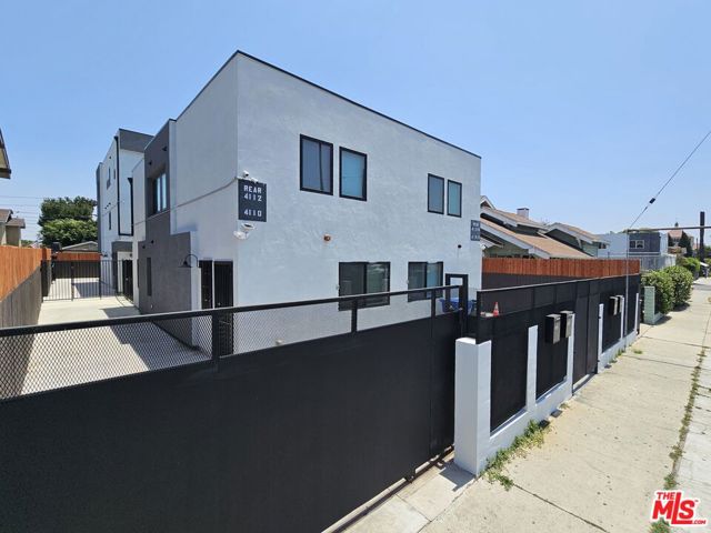 4112 S Normandie Avenue, Los Angeles CA: https://media.crmls.org/mediaz/3cbbe945-0182-43f2-a3c7-5b3e8a681658.jpg
