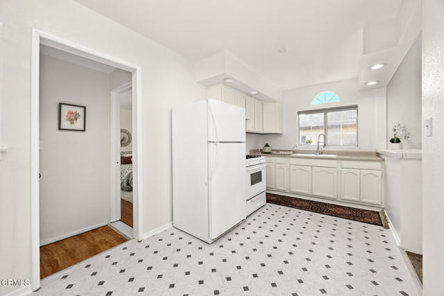 3754 Dwiggins Street, Los Angeles CA: https://media.crmls.org/mediaz/3cbbeba4-ac03-4407-bfd6-4e1f07198008.jpg