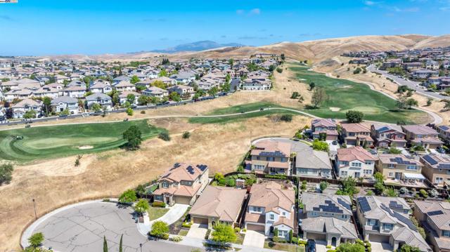 2715 Palatino Ct, Dublin CA: https://media.crmls.org/mediaz/3cbc43a3-709d-4d02-8223-553fc9c0fc34.jpg