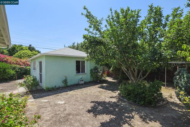 884 Juanita Dr, Lafayette CA: https://media.crmls.org/mediaz/3cbc8606-96db-4e15-bee6-41366744e119.jpg