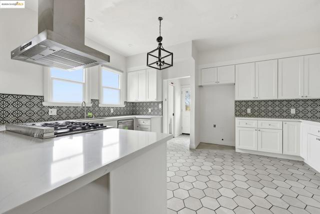 5449 Barrett Ave, El Cerrito CA: https://media.crmls.org/mediaz/3cbdf33c-f628-4dc0-9395-0f2c54d4de9f.jpg