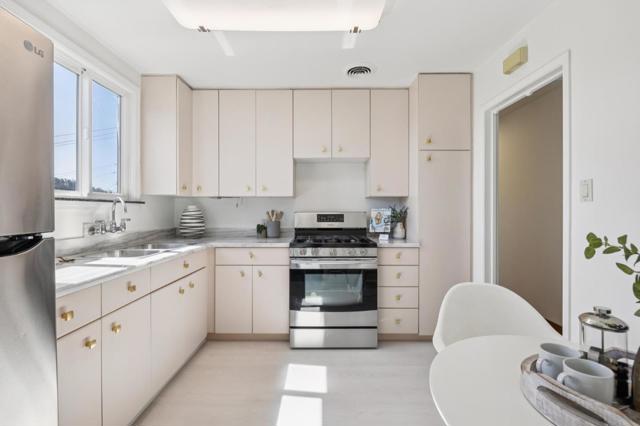 980 Burnett Avenue, San Francisco CA: https://media.crmls.org/mediaz/3cbe1dbc-8573-4108-8081-668247c953e0.jpg