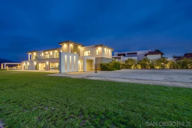 2885 Gate Three Place, Chula Vista CA: https://media.crmls.org/mediaz/3cbf3969-a7e5-437f-8b29-227c949e6178.jpg