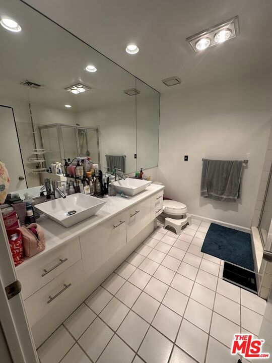 1240 S Corning Street, Los Angeles CA: https://media.crmls.org/mediaz/3cc06abd-d627-47b0-a43c-1eef49fe53cf.jpg