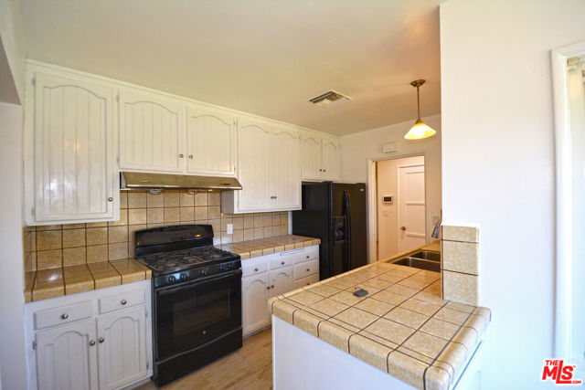 7061 Louise Avenue, Van Nuys CA: https://media.crmls.org/mediaz/3cc0d332-ef7c-48c4-902a-1f3cdf7f6357.jpg