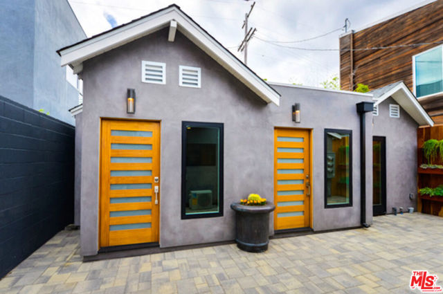 2341 Beach Avenue, Venice CA: https://media.crmls.org/mediaz/3cc1674e-0a68-4eb1-9e11-6ce0bf857b08.jpg