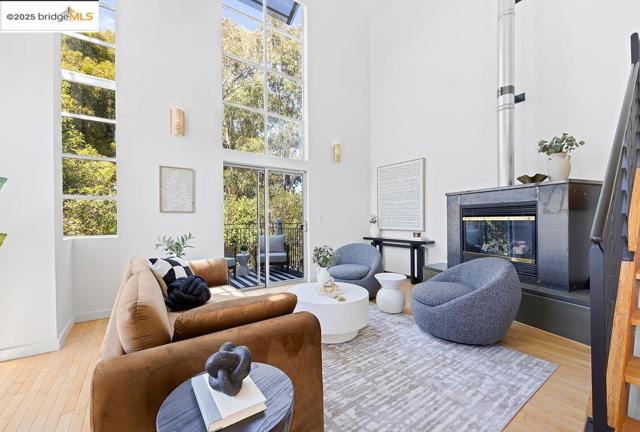3927 Cerrito Ave, Oakland CA: https://media.crmls.org/mediaz/3cc1be35-59fc-46b2-a68f-748869343fc9.jpg