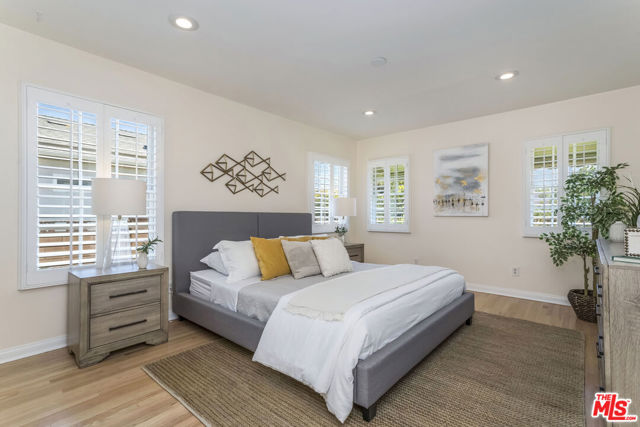 5967 Carpenter Avenue, Valley Village CA: https://media.crmls.org/mediaz/3cc1cb78-ea72-448b-b653-b4d02b0de46d.jpg