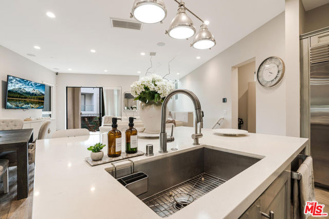 5929 Coral Place, Playa Vista CA: https://media.crmls.org/mediaz/3cc27c3f-ac77-496d-82c6-2f8077c4f53d.jpg