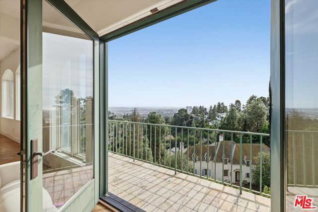 1284 Lago Vista Drive, Beverly Hills CA: https://media.crmls.org/mediaz/3cc3b85b-6c3b-4627-8480-40f8bb9b5730.jpg