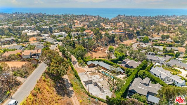 937 & 935 Las Lomas Avenue, Pacific Palisades CA: https://media.crmls.org/mediaz/3cc431d5-f3ec-4d7f-b9be-50416b7df906.jpg