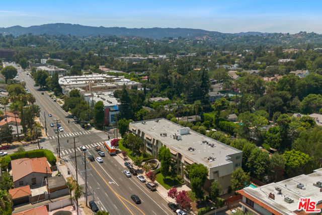 5215 Balboa Boulevard, Encino CA: https://media.crmls.org/mediaz/3cc45654-25fd-4d52-a3bb-31086a3d1880.jpg