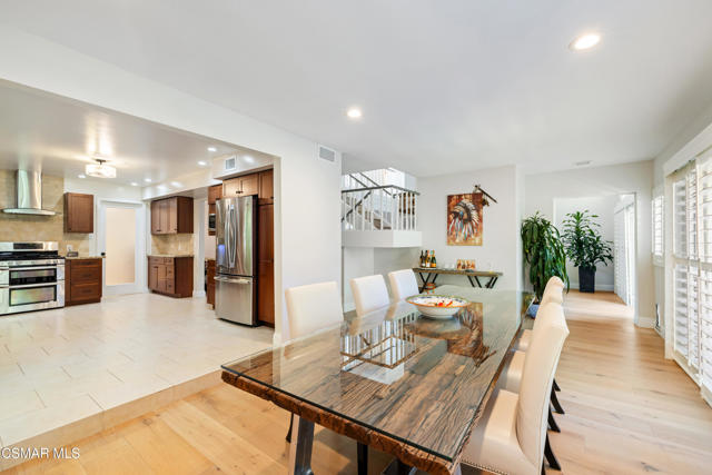 885 Rim Crest Drive, Westlake Village CA: https://media.crmls.org/mediaz/3cc66ae5-bb00-41db-a5d8-6832d96cdafe.jpg