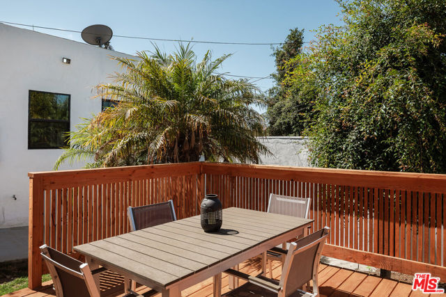 2353 Lucerne Avenue, Los Angeles CA: https://media.crmls.org/mediaz/3cc6a00b-d225-4217-aea2-98fb97db1264.jpg